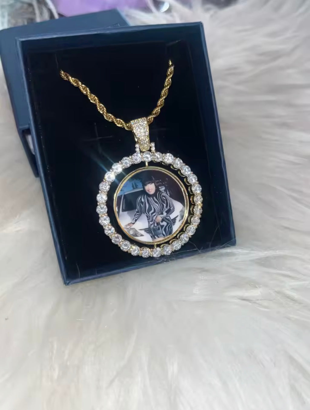 Circle diamond pendent memorial chain